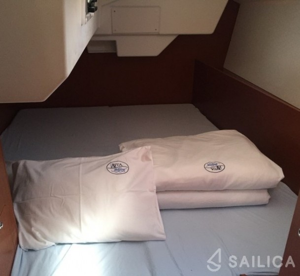 Oceanis 38 - Yacht Charter Sailica