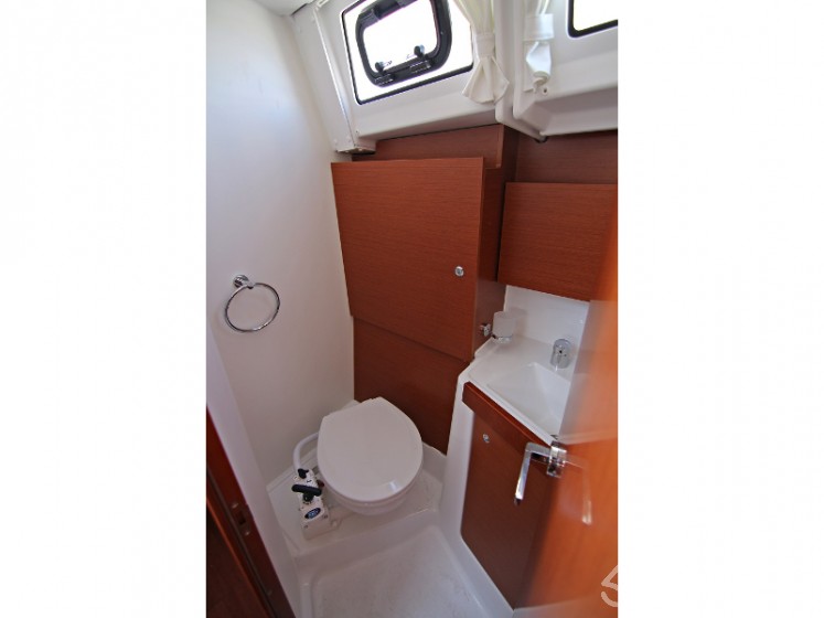 Oceanis 38 - Yacht Charter Sailica