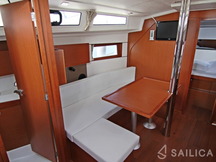 Oceanis 38 - Yacht Charter Sailica