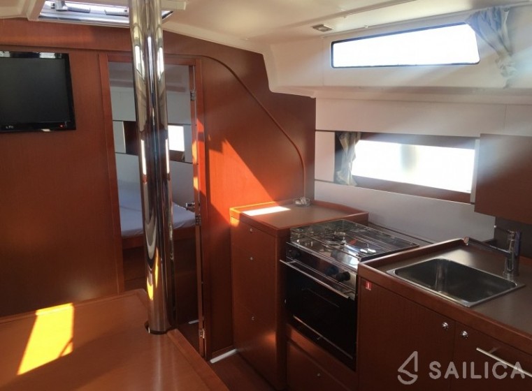 Oceanis 38 - Yacht Charter Sailica