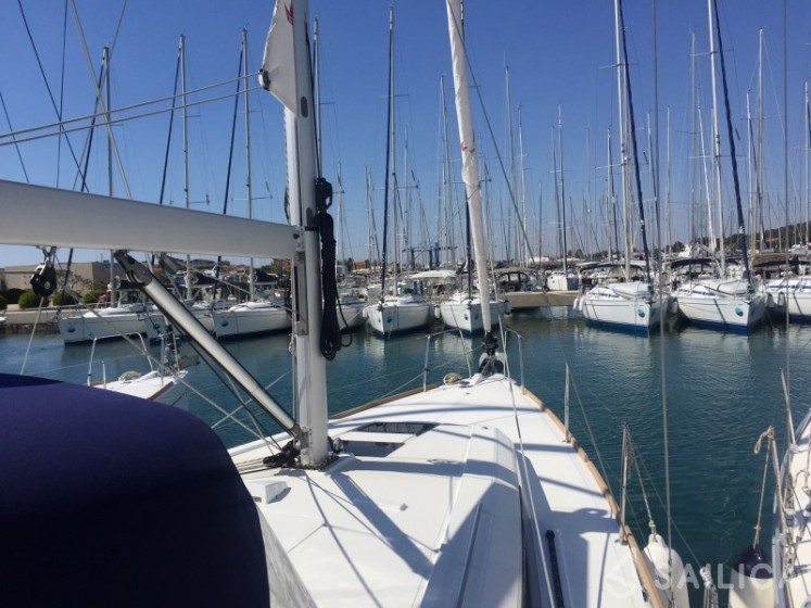 Oceanis 38 - Yacht Charter Sailica