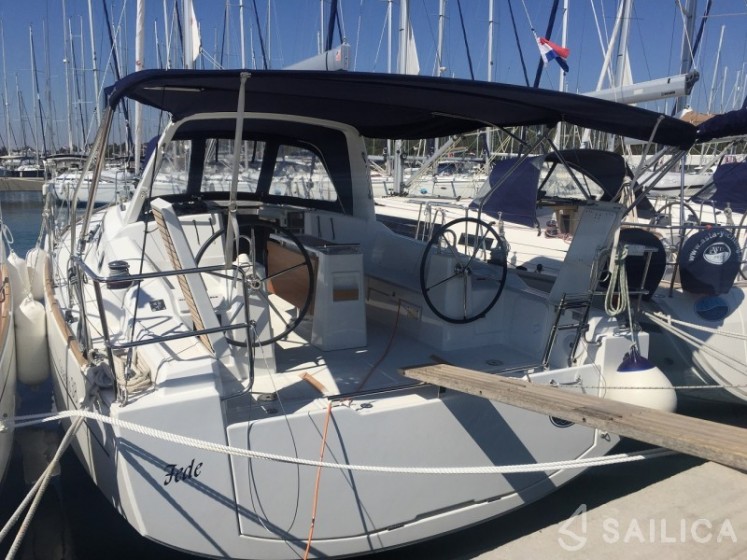 Oceanis 38 - Yacht Charter Sailica