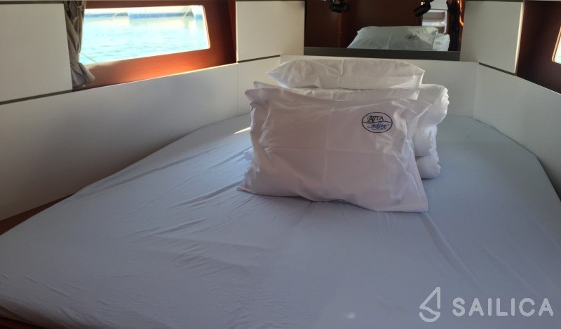Oceanis 38 - Yacht Charter Sailica