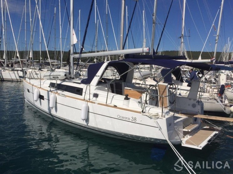 Oceanis 38 - Yacht Charter Sailica