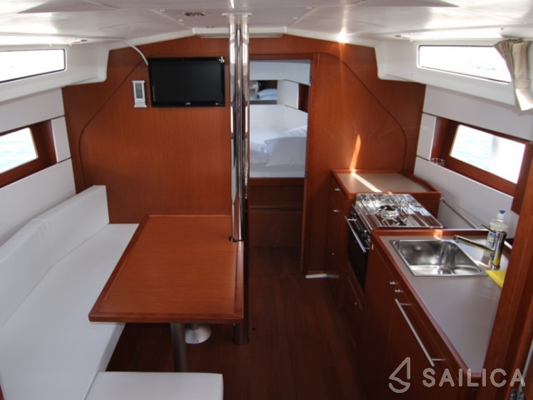 Oceanis 38 - Yacht Charter Sailica