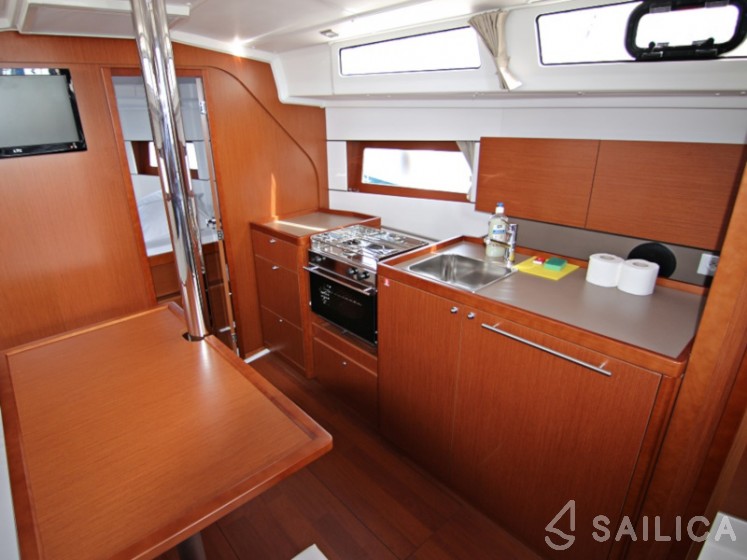 Oceanis 38 - Yacht Charter Sailica