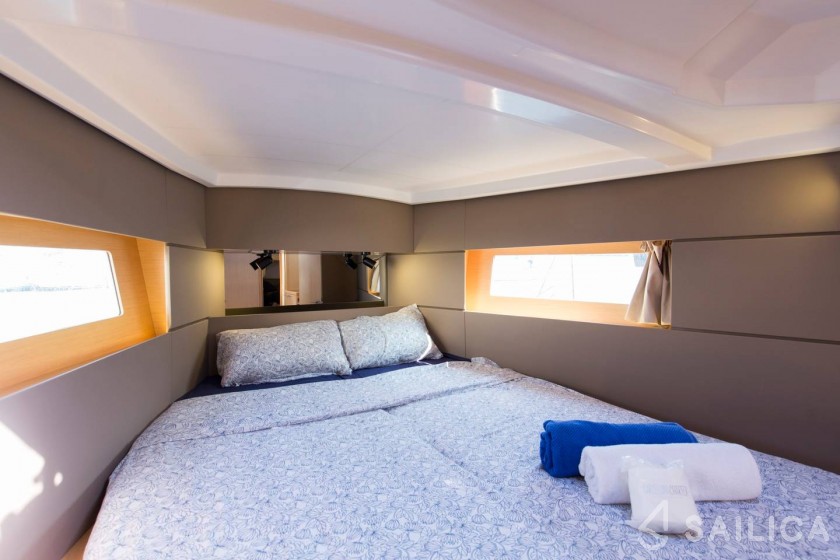 Oceanis 38.1 - Yacht Charter Sailica