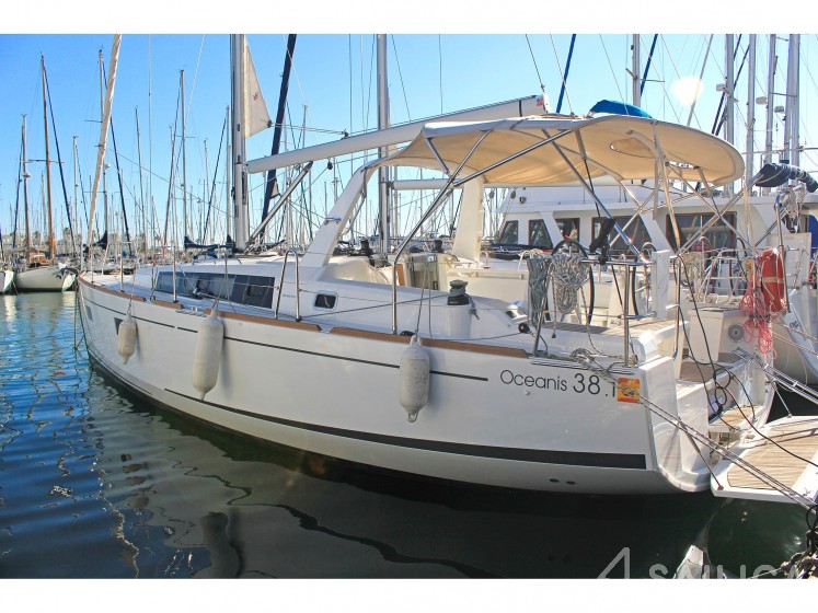 Oceanis 38.1 - Yacht Charter Sailica
