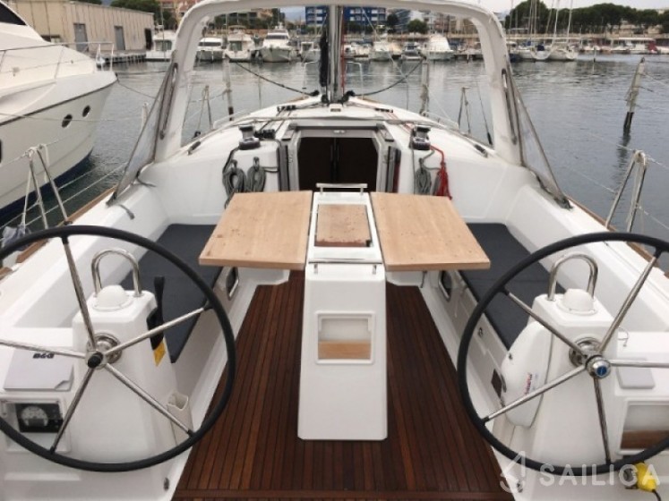 Oceanis 38.1 - Yacht Charter Sailica
