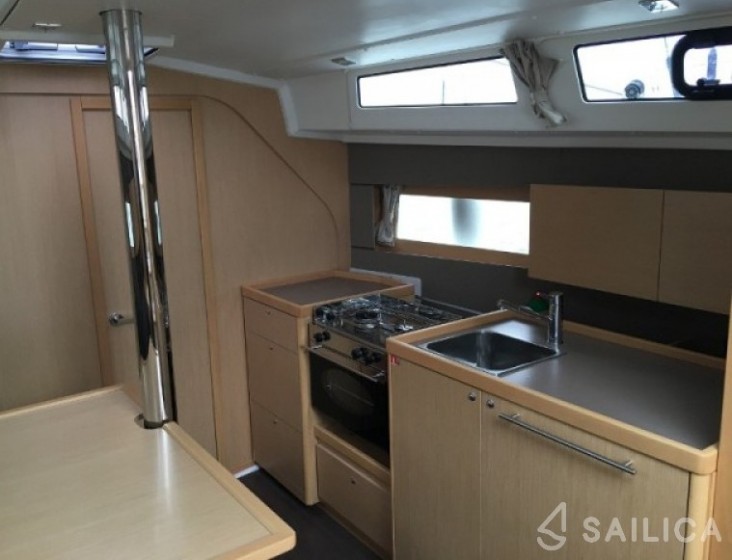Oceanis 38.1 - Yacht Charter Sailica