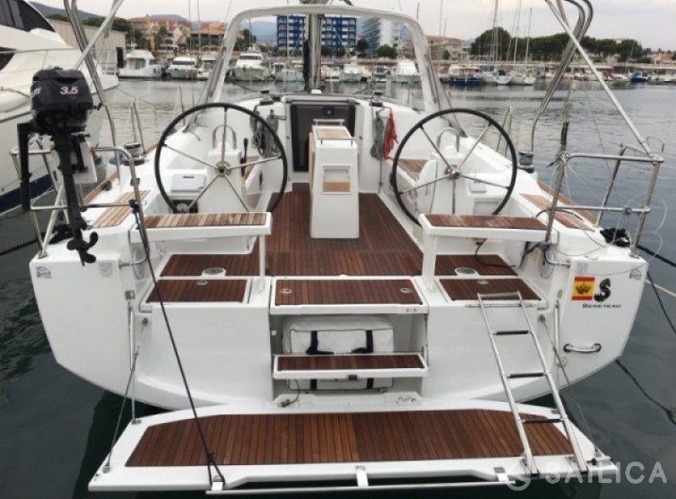Oceanis 38.1 - Yacht Charter Sailica