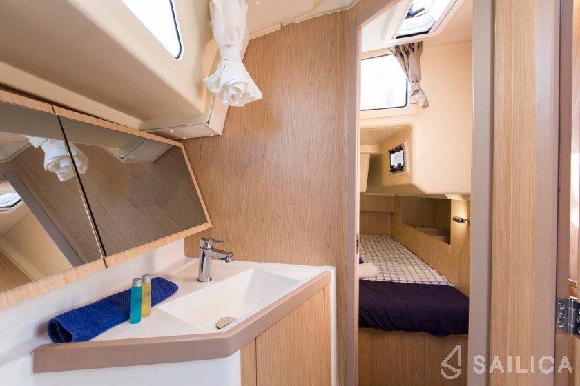 Oceanis 41.1 - Yacht Charter Sailica