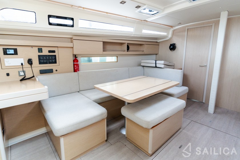 Oceanis 40.1 - Yacht Charter Sailica