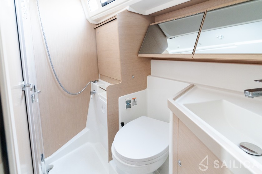 Oceanis 40.1 - Yacht Charter Sailica