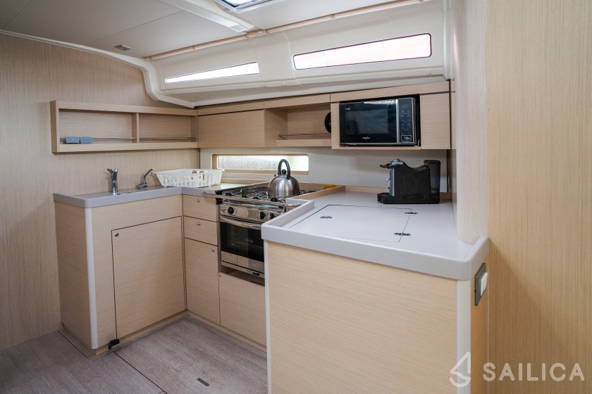 Oceanis 40.1 - Yacht Charter Sailica