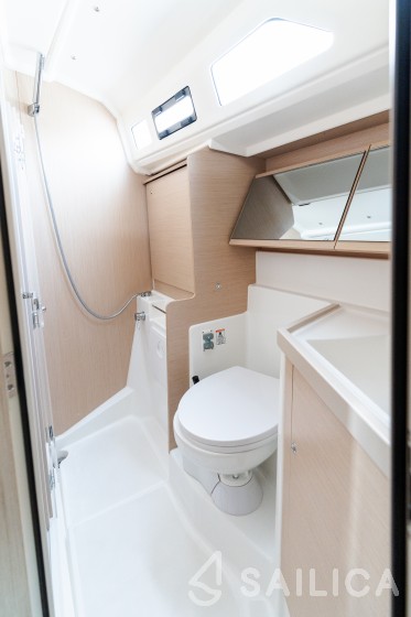 Oceanis 40.1 - Yacht Charter Sailica