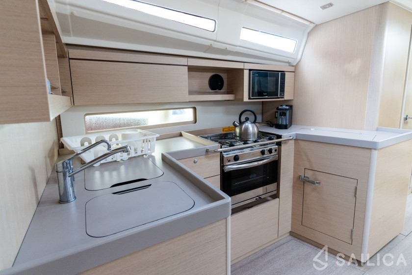 Oceanis 40.1 - Yacht Charter Sailica