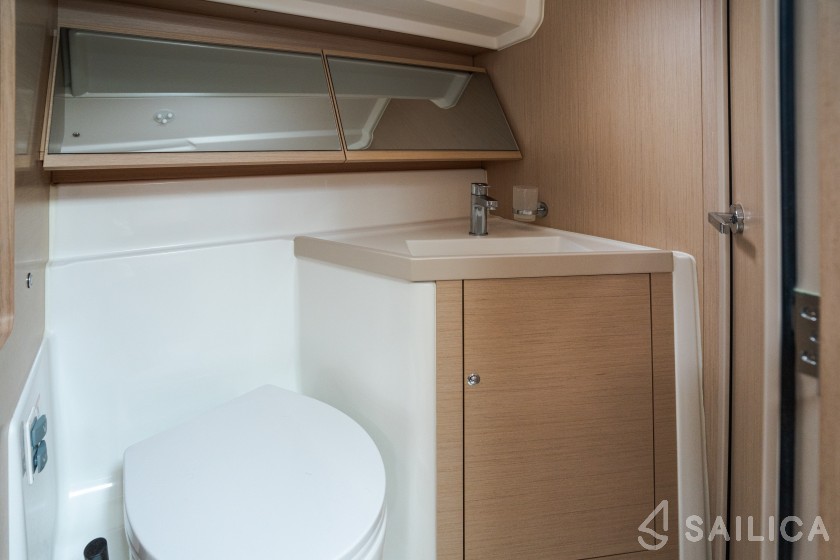 Oceanis 40.1 - Yacht Charter Sailica