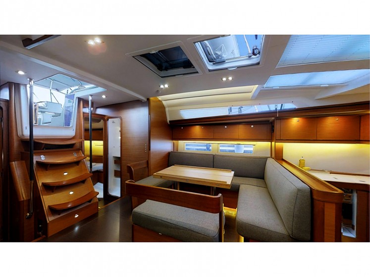 Dufour 520 GL - Yacht Charter Sailica