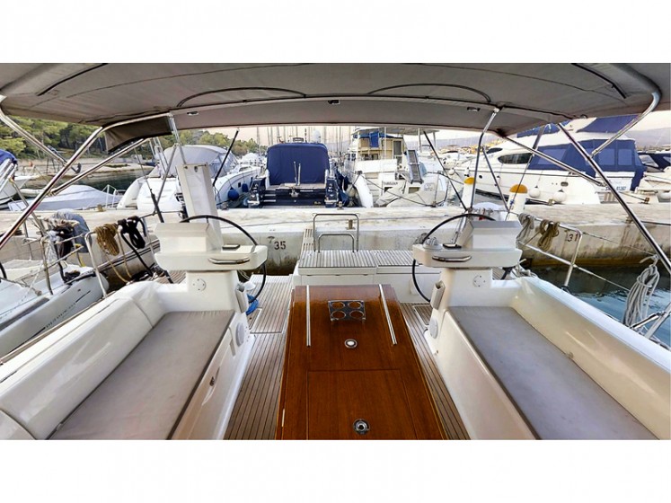 Dufour 520 GL - Yacht Charter Sailica
