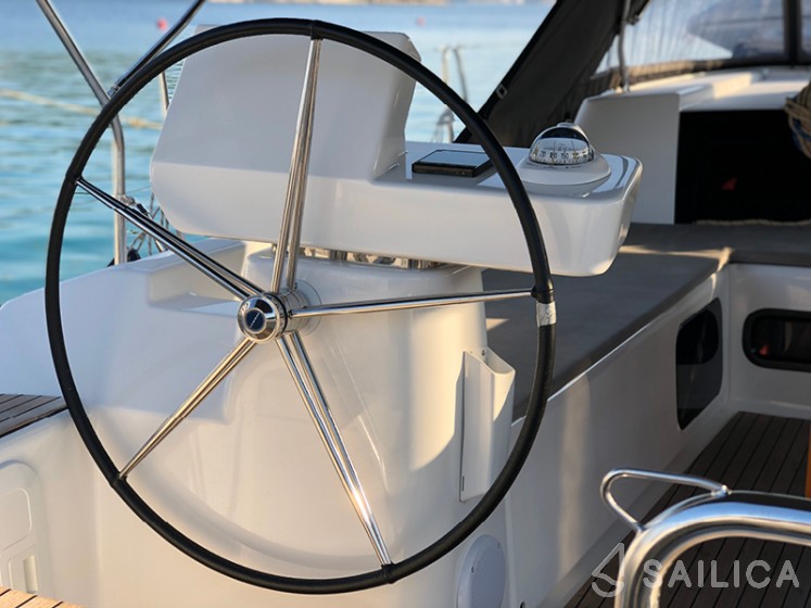 Dufour 520 GL - Yacht Charter Sailica