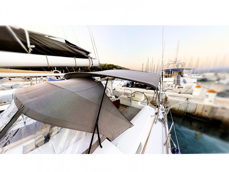 Dufour 520 GL - Yacht Charter Sailica