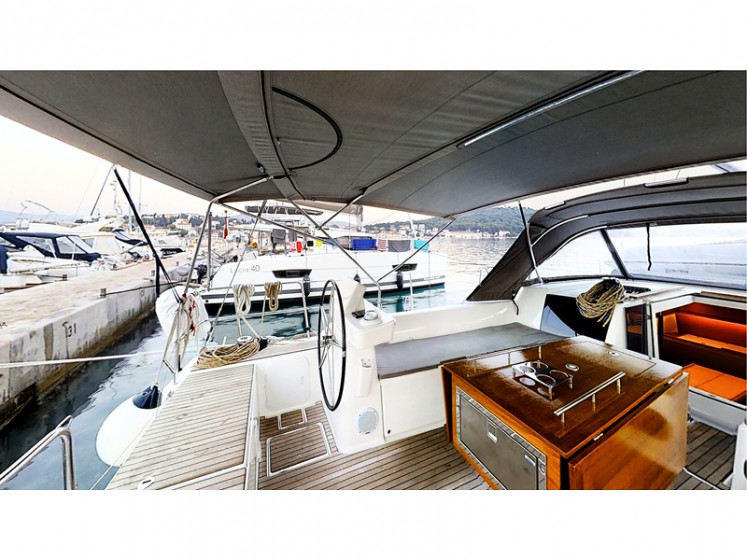 Dufour 520 GL - Yacht Charter Sailica