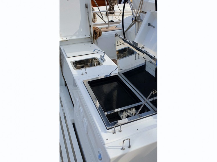 Dufour 520 GL - Yacht Charter Sailica