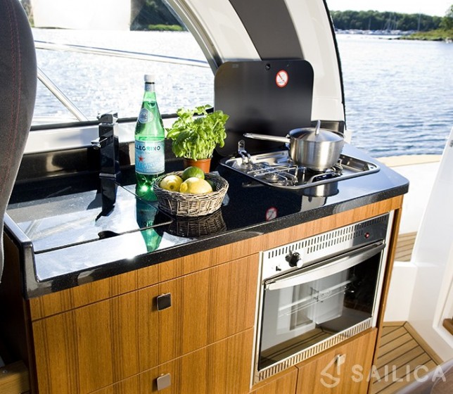 Marex 320 ACC - Yacht Charter Sailica