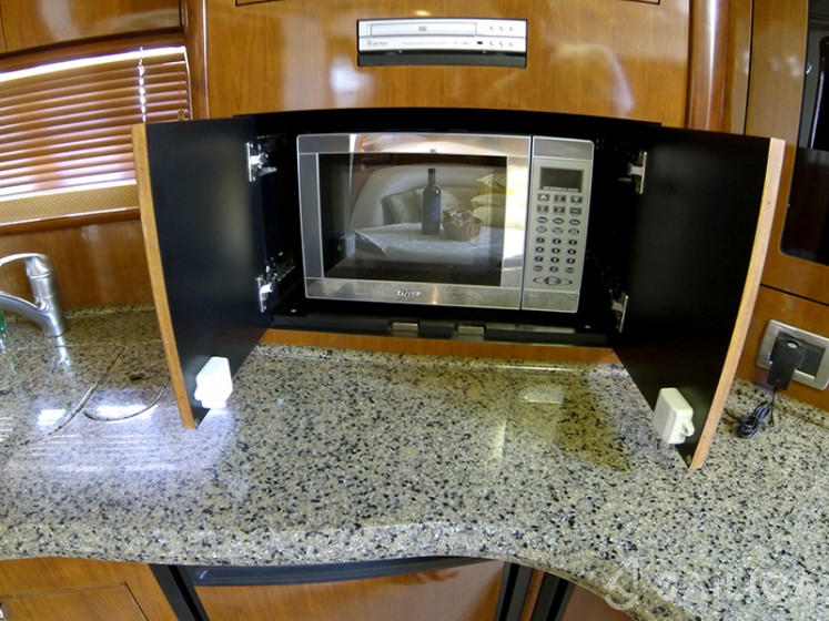Sea Ray 455 - Yacht Charter Sailica
