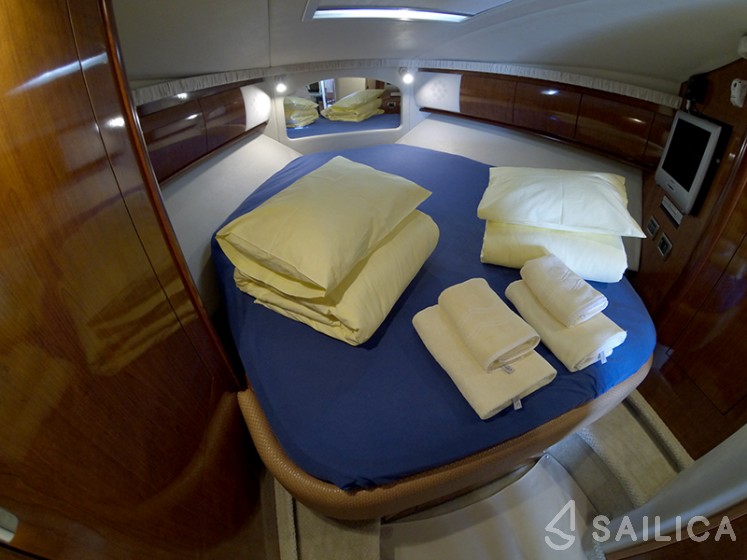 Sea Ray 455 - Yacht Charter Sailica