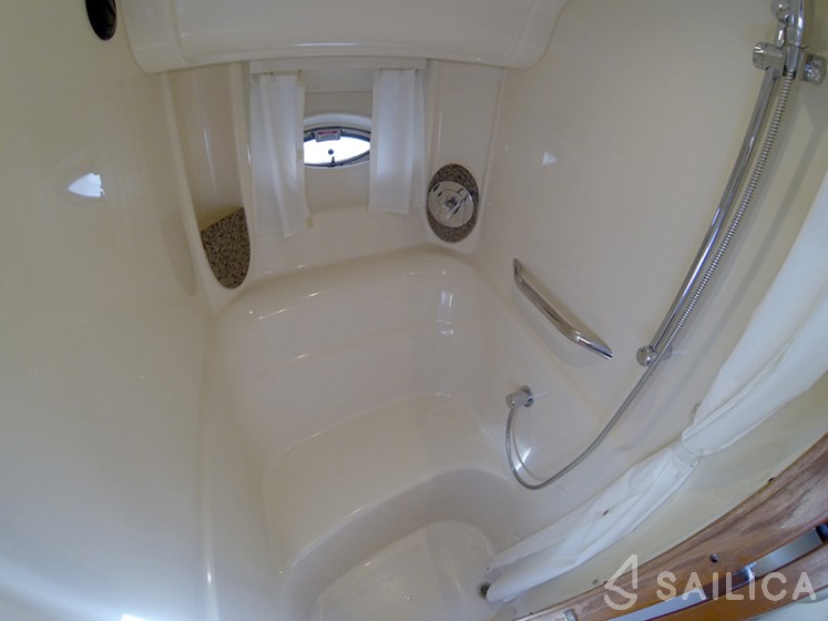 Sea Ray 455 - Yacht Charter Sailica