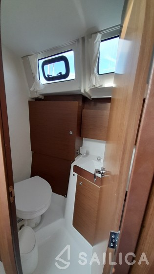 Oceanis 38.1 - Yacht Charter Sailica
