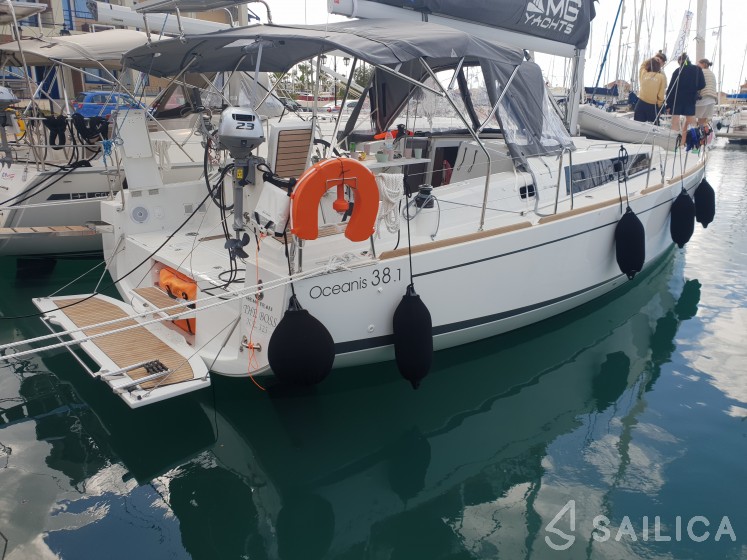 Oceanis 38.1 - Yacht Charter Sailica