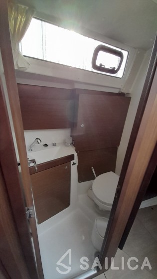 Oceanis 38.1 - Yacht Charter Sailica