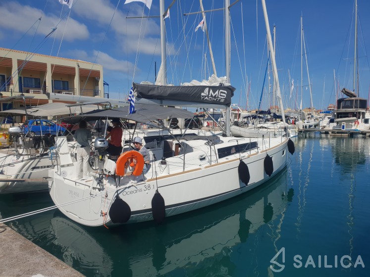 Oceanis 38.1 - Yacht Charter Sailica