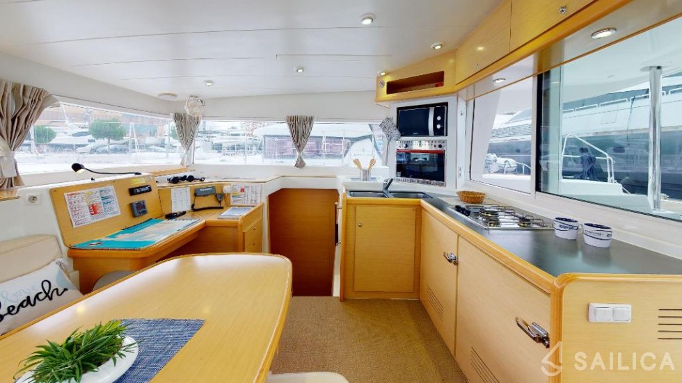 Lagoon 400 - 4 + 2 cab. - Yacht Charter Sailica