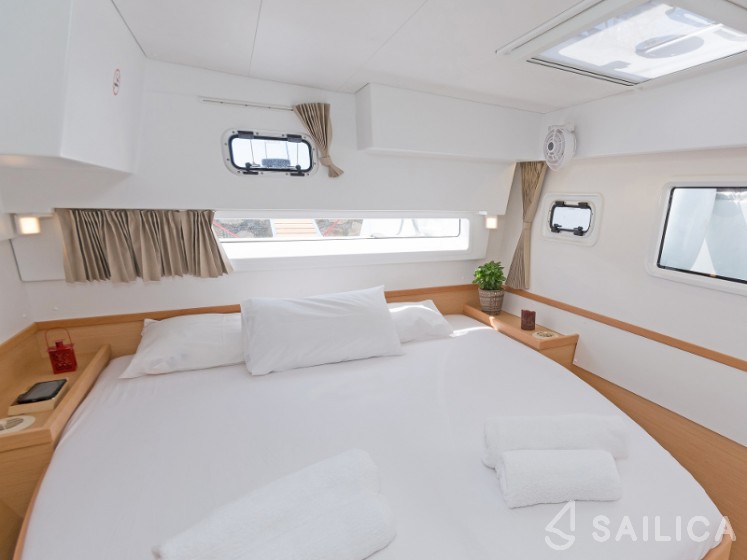 Lagoon 42 - Yacht Charter Sailica