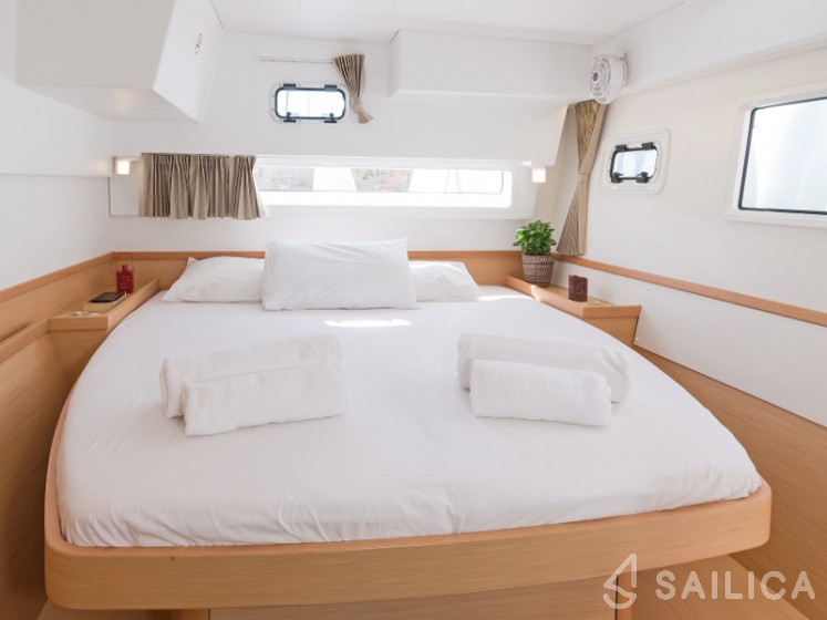 Lagoon 42 - Yacht Charter Sailica