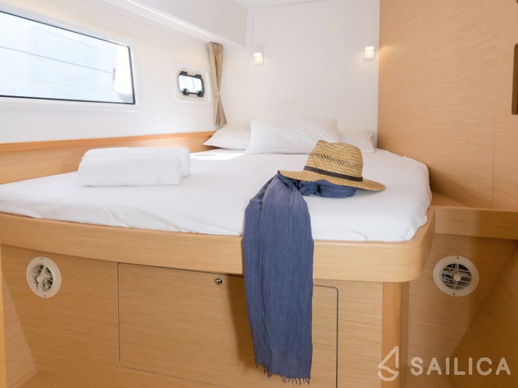 Lagoon 42 - Yacht Charter Sailica
