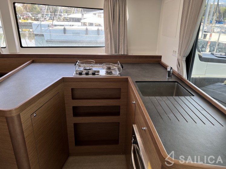 Lagoon 42 - Yacht Charter Sailica