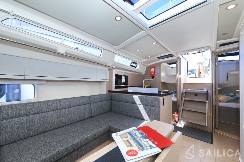 Hanse 418 - Yacht Charter Sailica
