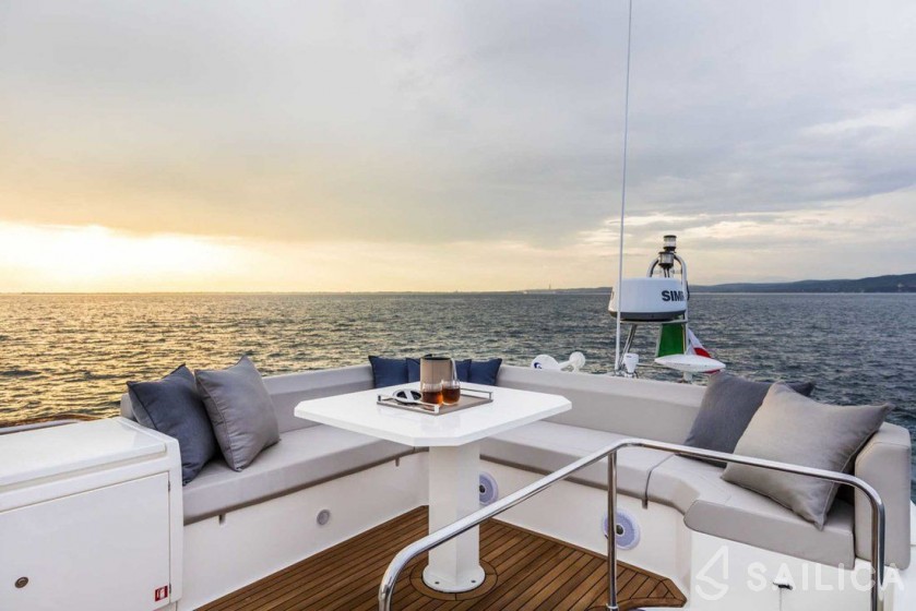 Ferretti 450 - Yacht Charter Sailica