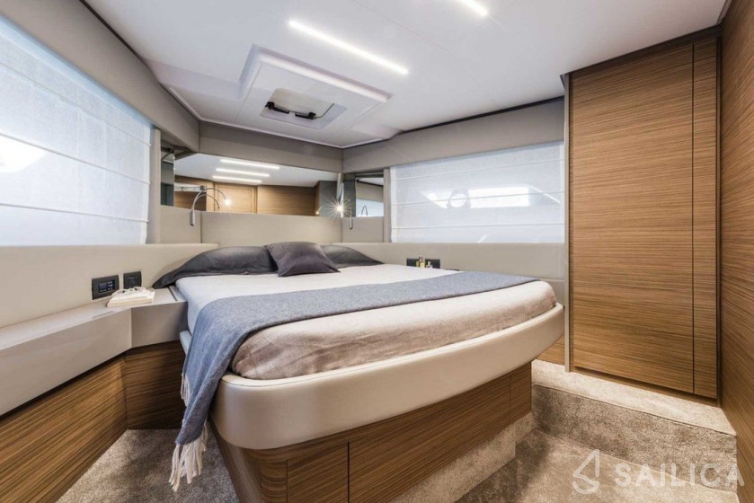 Ferretti 450 - Yacht Charter Sailica