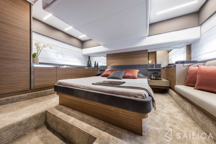 Ferretti 450 - Yacht Charter Sailica