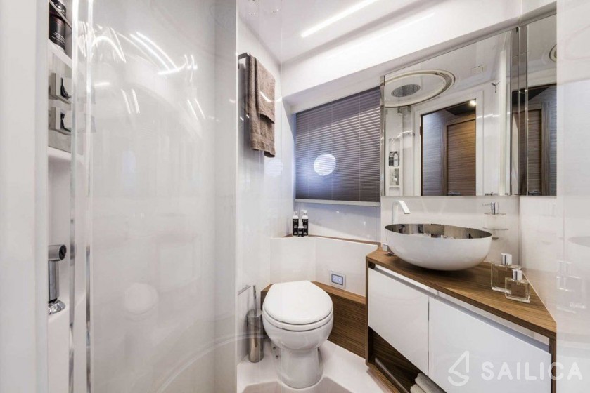 Ferretti 450 - Yacht Charter Sailica