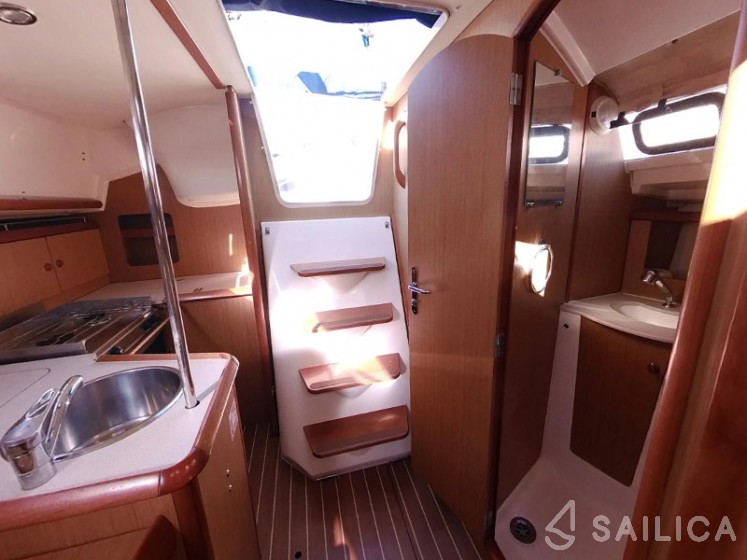 Sun Odyssey 32i - Yacht Charter Sailica