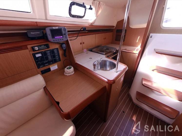 Sun Odyssey 32i - Yacht Charter Sailica