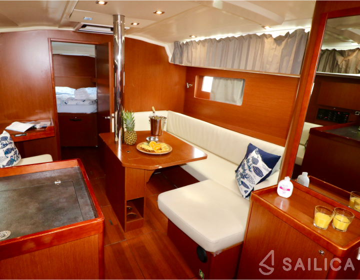 Oceanis 41.1 - Yacht Charter Sailica