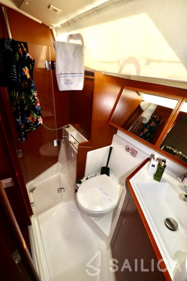 Oceanis 41.1 - Yacht Charter Sailica